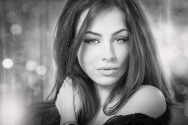 saç ve makyaj - güzel kadın sanat portrait.close yukarı studio.perfect cilt ve saç güzel gözlü çekici bir kadın portresi. Spa salon.close rahat, dikey olumlu görünümü