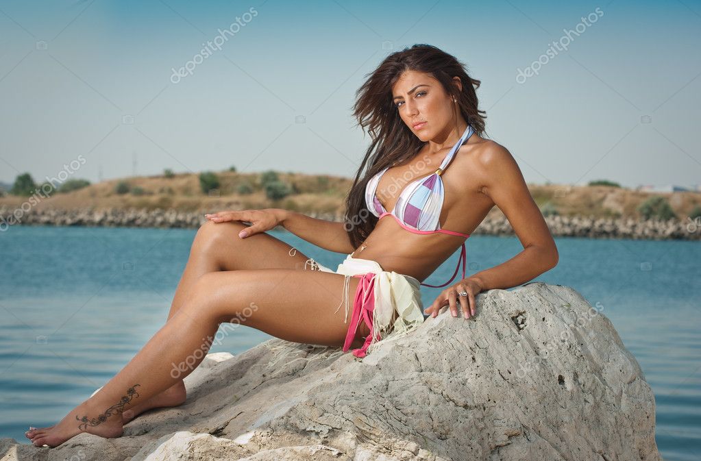 Retrato De Moda De Jóvenes Chica Morena Sexy En Bikini En La Playa Sensual Atractiva En Agua