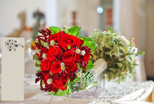 Belo buquê de casamento com rosas vermelhas — Fotografia de Stock