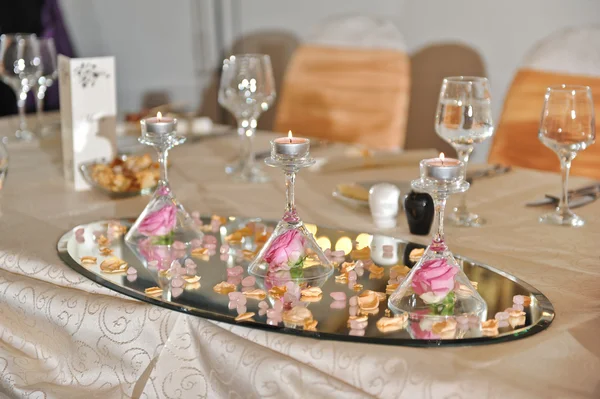 Svatební dekorace svíčky a růže — Stock fotografie