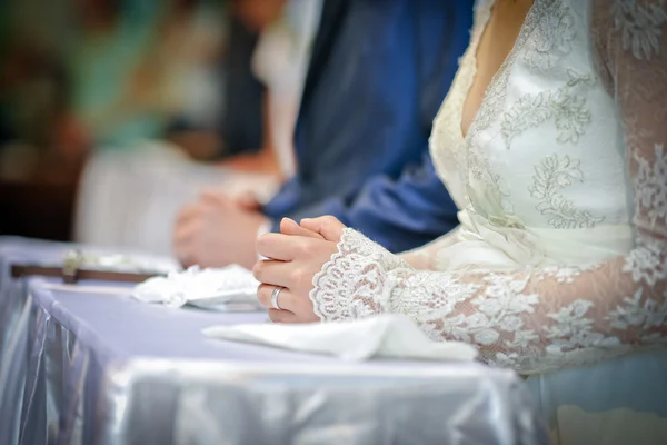 Close-up shot van handen van een bruid. Bruidskamer hand met verlovingsring op en lange kant mouw — Stockfoto
