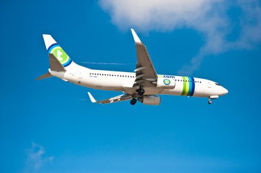 mavi bir gökyüzü sky.jet uçak uçan uçak