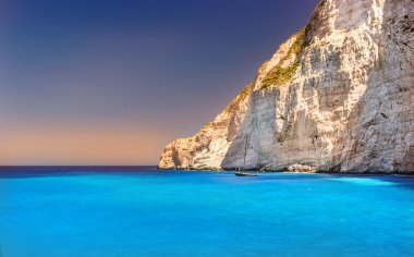 tekne navagio beach (olarak da bilinen batık beach), zakynthos Island, Yunanistan navagio Beach greece.side görünümü Plajı ankraj cruiser ile bağlantılı