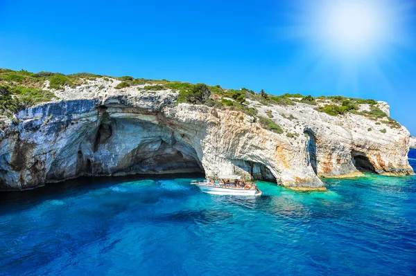 水晶般清澈的海水，扎金索斯岛 （希腊扎金索斯岛的蓝洞，希腊.famous 岩洞) — 图库照片