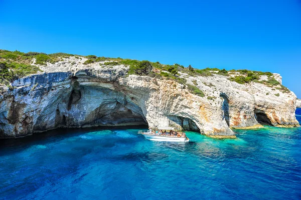 Grutas azuis na ilha de Zakynthos, Grécia. Grutas famosas com águas cristalinas na ilha de Zakynthos (Grécia ) — Fotografia de Stock