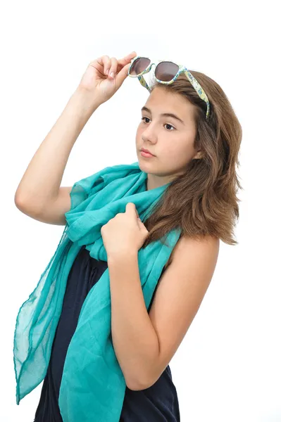 Menina adolescente bonita com óculos de sol e cachecol azul posando. Imagem dinâmica de menina adolescente com óculos de sol na cabeça isolada no fundo branco — Fotografia de Stock