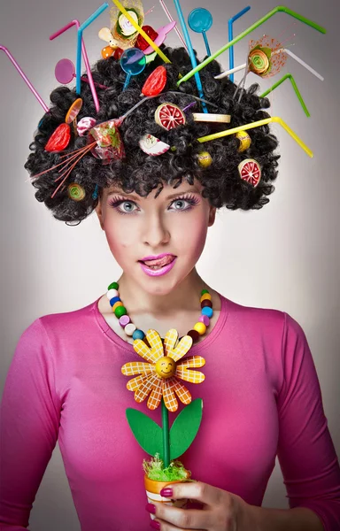 Retrato de una hermosa modelo femenina sobre fondo blanco con piruletas en el cabello —  Fotos de Stock