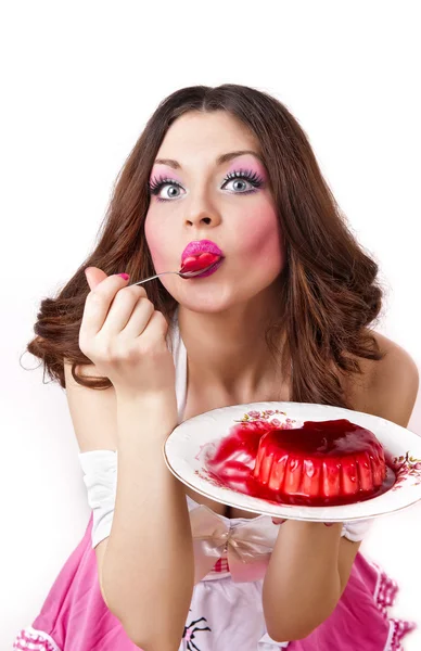 Aantrekkelijke jonge tevreden vrouw eten pudding geïsoleerd op witte achtergrond . — Stockfoto