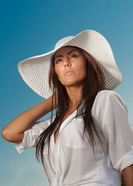 Retrato de bela mulher bonita atraente em closeup boné de verão, contra céu azul.Mulher com chapéu de sol — Fotografia de Stock