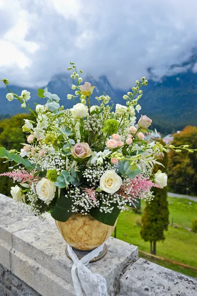 Panela grande com flores e paisagem com montanhas behind.Multicolored flores em um vaso grande no jardim da montanha .Large Flower Pot ao ar livre — Fotografia de Stock