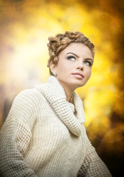 Mulher do Outono. Bela maquiagem criativa e estilo de cabelo no tiro ao ar livre. Beauty Fashion Model Girl with Autumnal Make up and Hair style. Queda. Maquiagem de outono criativo. Menina bonita em suéter branco — Fotografia de Stock