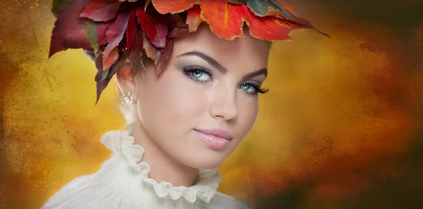 Mujer de otoño. Hermoso maquillaje creativo y estilo de pelo en la sesión al aire libre .Beauty Fashion Model Girl con maquillaje otoñal y estilo de pelo. Caída. Maquillaje creativo de otoño. Hermosa chica de moda —  Fotos de Stock