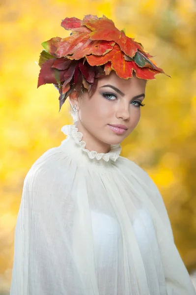 Herbstweib. schöne kreative Make-up und Frisur in Outdoor-Shooting .beauty Mode Modell Mädchen mit herbstlichen Make-up und Frisur. Sturz. Kreatives Herbst-Make-up. schöne modische Mädchen — Stockfoto