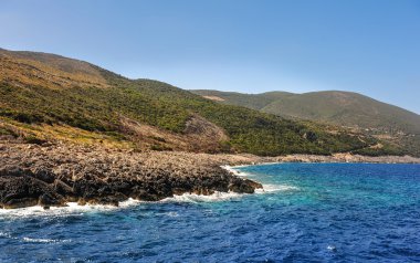 Yunan sahillerinde. Deniz sahilinden görünümü