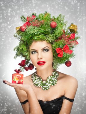 güzel yaratıcı xmas makyaj ve saç kapalı çekim tarzı. Güzellik, moda, model, kız. Kış. Noel ağacı aksesuarları hediye tutarak Studio ile güzel çekici kız.