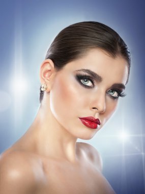 saç ve makyaj - güzel güzel gözlü kadın sanat portre. Elegance. Studio hakiki doğal kumral. Kırmızı dudaklar ve çıplak omuz ile çekici bir kadın portresi
