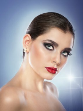 Saç modeli ve makyaj - güzel gözleri ile güzel kadın sanat portresi.