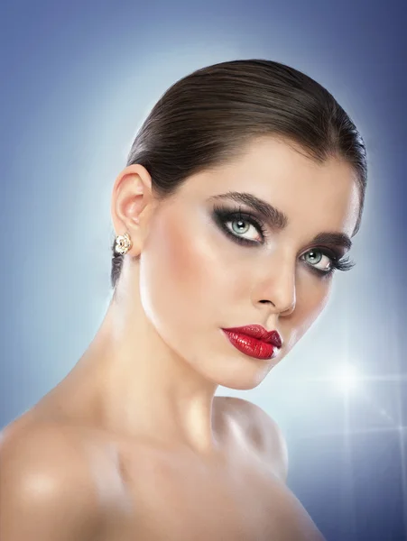 Peinado y maquillaje: hermoso retrato de arte femenino con hermosos ojos . —  Fotos de Stock