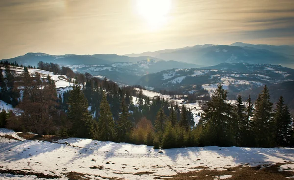 Majestuoso atardecer en el paisaje de las montañas. Paisaje al atardecer en montañas Cárpatas. Amanecer en las montañas Cárpatos, Rumania. Montañas cubiertas de nieve — Foto de Stock