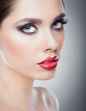 saç ve makyaj - güzel güzel gözlü kadın sanat portre. Elegance. Studio hakiki doğal kumral. Kırmızı dudaklar ve çıplak omuz ile çekici bir kadın portresi