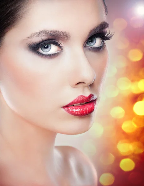 Frisur und Make-up - schöne weibliche Kunst Porträt mit schönen Augen. Eleganz. echte natürliche Brünette im Studio. Porträt einer attraktiven Frau mit roten Lippen und nackten Schultern — Stockfoto