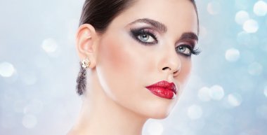 Saç modeli ve makyaj - güzel gözleri ile güzel kadın sanat portresi. Zerafet.