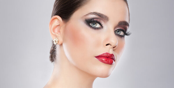 Прическа и макияж - красивая женщина
