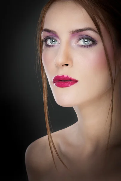 Профессиональный макияж - красивый женский портрет — стоковое фото