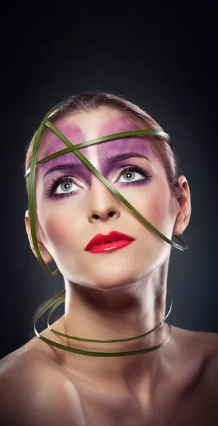 Maquiagem profissional - belo retrato de arte feminina com belos olhos. Elegância. Mulher natural genuína em um cenário escuro. Retrato de uma mulher atraente com lábios vermelhos e maquiagem criativa — Fotografia de Stock