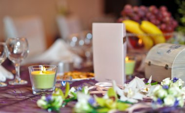 mum ile düğün süslemeleri. çiçek düzenlemeleri düğün töreni detay. şık düğün aranjman çiçek, mum ve kart ile