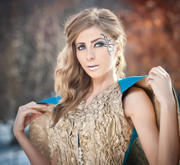 Bella signorina in abito elegante posa scenario invernale, aspetto reale. Donna bionda alla moda con foresta in background, riprese all'aperto. Donna affascinante con lunghi capelli biondi in natura - stile principessa — Foto Stock