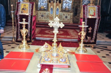 haçlar, yüzük ve kilise tablo altın kron. düğün kutlama