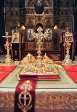 haçlar, yüzük ve kilise tablo altın kron. düğün kutlama