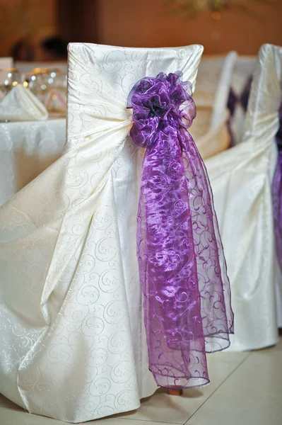 Ajuste de mesa boda. Conjunto de mesa para una fiesta de evento o recepción de boda. Elegante mesa en el restaurante — Foto de Stock