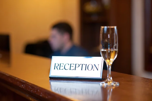 Cartão de recepção e copo de champanhe isolado na mesa de madeira. Recepção com cartão e vidro. Placa de recepção . — Fotografia de Stock