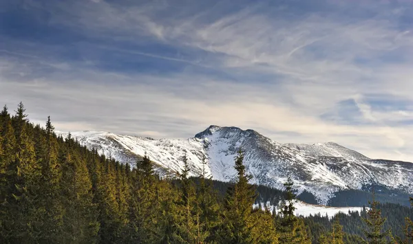 Majestic sunset in the mountains landscape. Sunset landscape in Carpathian mountains. Dawn in mountains Carpathians, Romania. Mountains covered with snow — Stock Photo, Image