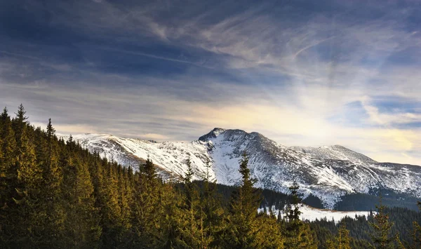 Majestueuze zonsondergang in het landschap van bergen. zonsondergang landschap in de Karpaten. dageraad in Bergen Karpaten, Roemenië. bergen bedekt met sneeuw — Stockfoto