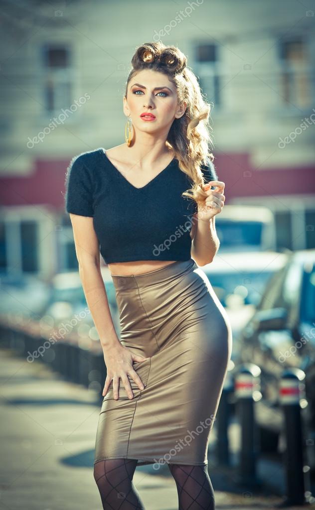 Attractive young woman in a urban fashion shot. Beautiful fashionable ...