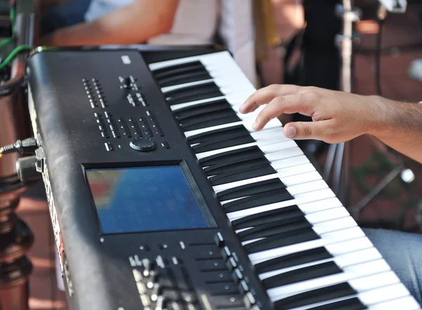 Closeup tiro de mãos masculinas tocando piano. Mãos humanas tocando piano na festa. Homem tocando o teclado sintetizador — Fotografia de Stock