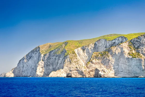 Wybrzeża Grecji, navagio beach, wyspa zakynthos, Grecja .view wybrzeża od morza. widok z boku navagio Beach w Grecji — Zdjęcie stockowe