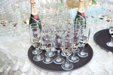 Düğün dekorasyonu, şarap, gözlük ve masada şampanya flüt. Şişe ve bardak şampanya şenlikli masaya bezemeli. Lüks düğün dekorasyon Restoran masada. Zarif olay