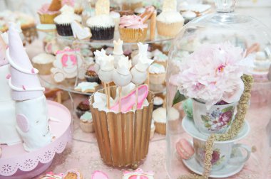 Düğün dekorasyon pastel ile cupcakes, meringues, kekler ve macarons renkli. zarif ve lüks olay renkli kurabiye aranjmanı. Düğün tatlı macaroons ile