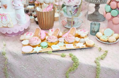 Düğün dekorasyon pastel ile cupcakes, meringues, kekler ve macarons renkli. zarif ve lüks olay renkli kurabiye aranjmanı. Düğün tatlı macaroons ile
