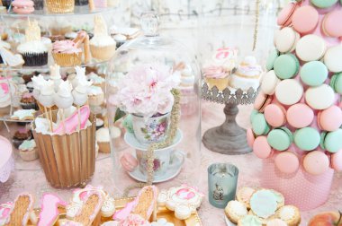 Düğün dekorasyon pastel ile cupcakes, meringues, kekler ve macarons renkli. zarif ve lüks olay renkli kurabiye aranjmanı. Düğün tatlı macaroons ile