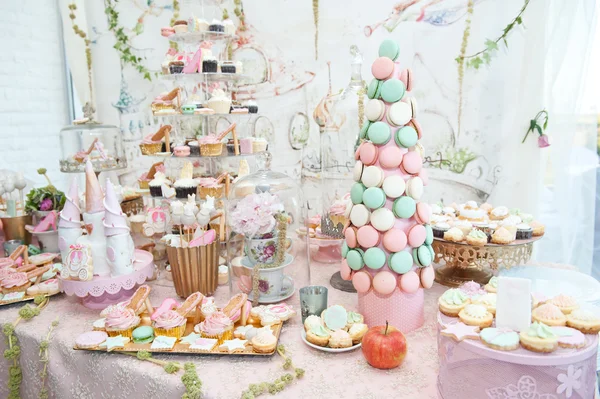 Düğün dekorasyon pastel ile cupcakes, meringues, kekler ve macarons renkli. zarif ve lüks olay renkli kurabiye aranjmanı. Düğün tatlı macaroons ile