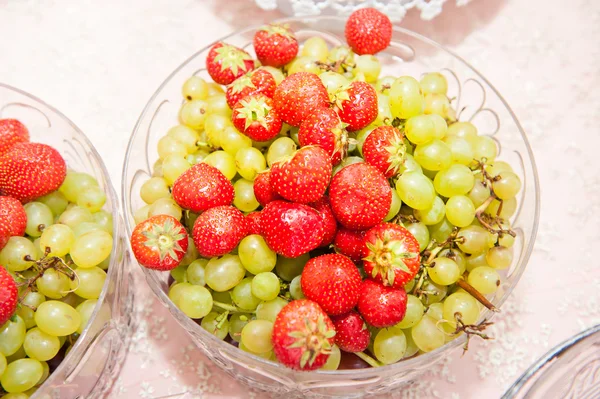 Fruits arrangement. Fresh various fruits elegant decoration. Assortment of exotic fruits. Multicolored fruits. Wedding decoration with fruits on restaurant table, pineapple, bananas, nectarines, kiwi — Stock Photo, Image