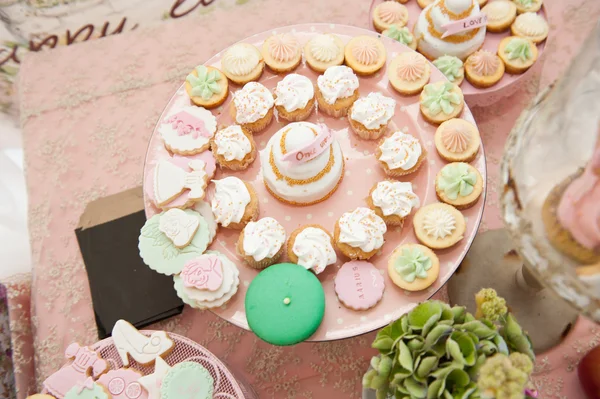 Décoration de mariage avec cupcakes de couleur pastel, meringues, muffins et macarons. Arrangement d'événement élégant et luxueux avec des macarons colorés. Dessert de mariage avec macarons — Photo