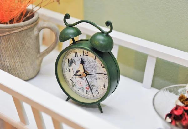 Vintage grüne farbige Uhr. Retro-Wecker. Jahrgangswecker. — Stockfoto