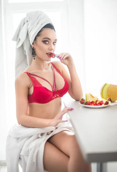 Menina Sensual Com Biquíni Preto Sutiã Vermelho Toalha Cabeça Comer — Fotografia de Stock