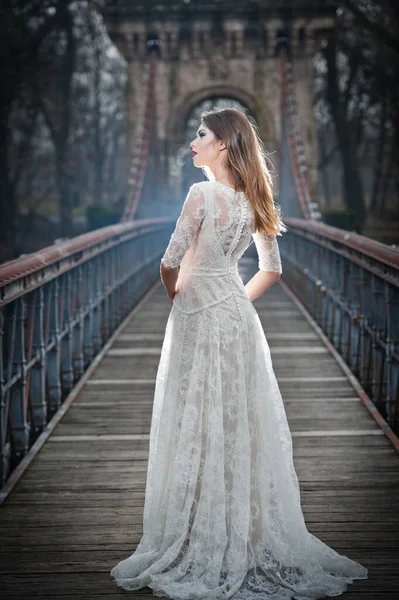 Adorável Jovem Senhora Vestindo Elegante Vestido Branco Apreciando Vigas Luz — Fotografia de Stock